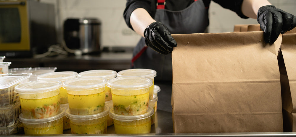 https://www.supplysmiths.com/cdn/shop/articles/3-types-of-disposable-containers-restaurants-must-invest-in_1000x.jpg?v=1665409786